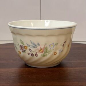 Vintage 1970s Arcopal milk glass sugar bowl